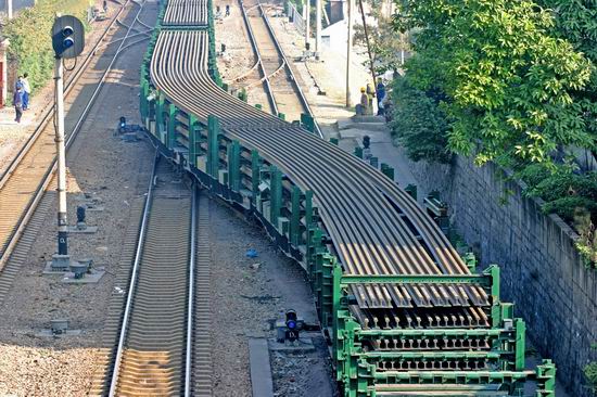 攀钢12万吨优质钢轨串起京沪高铁