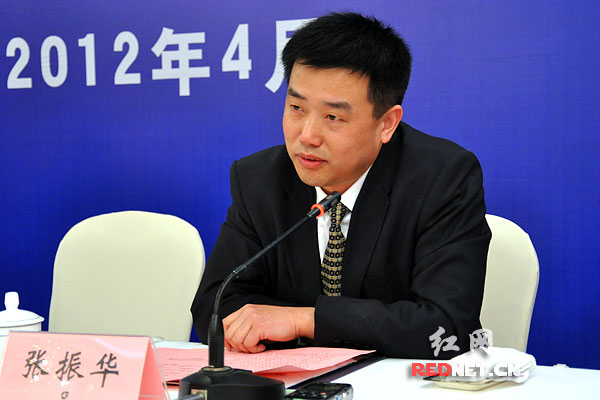 (沅陵县委常委,副县长张振华出席发布会)
