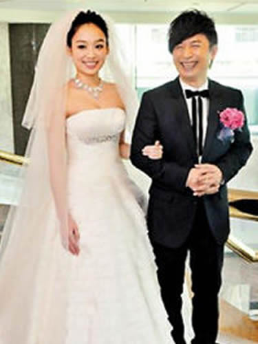 台音乐人黄舒骏携妻补办婚宴菜名取黄作品名字