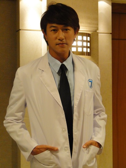 网络剧爱上微笑将映陈键锋化身帅气牙医图