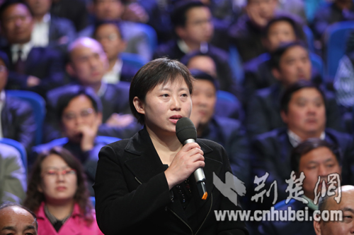 十堰市郧西县常务副县长黎贵英正在就短片中的问题进行回应