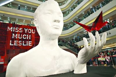 香港"继续宠爱?十年?纪念展"上,张国荣雕像手捧红色纸鹤.