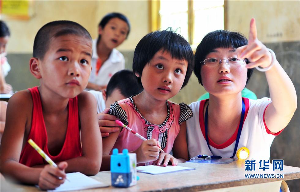 湖北大学生暑假义务支教江西农村学校