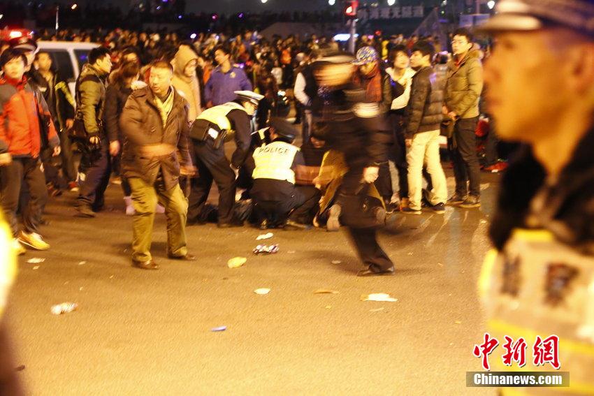 上海外滩跨年夜发生踩踏事故市民为逝者献花祈福图