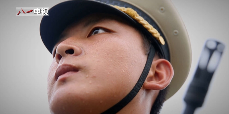 直击抗战阅兵徒步方阵女兵由白变黑挥汗如雨