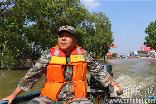 灾情紧急,舟桥团团长杨东驾舟赶往灾情比较严重的黄潭镇实地考察灾情