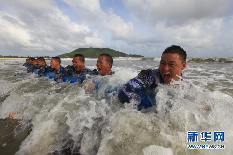 海军陆战队在海练中搏击海浪.新华网发 (尚文斌摄)