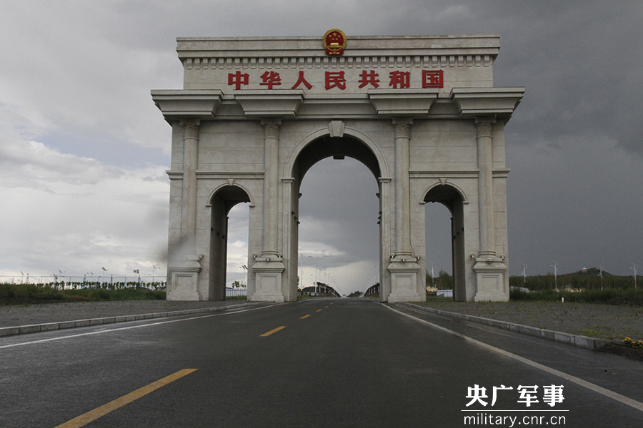 巍峨的国门.李晓波摄