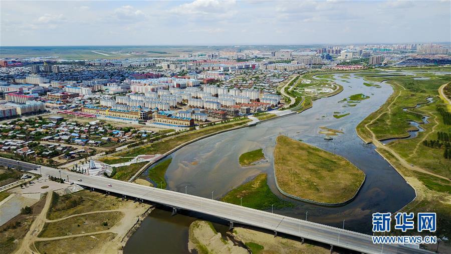 这是航拍的鄂温克族自治旗中心镇街景(7月1日摄).