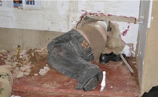 巴西犯人越狱在墙上打洞 肚子太大被卡洞中(组图)