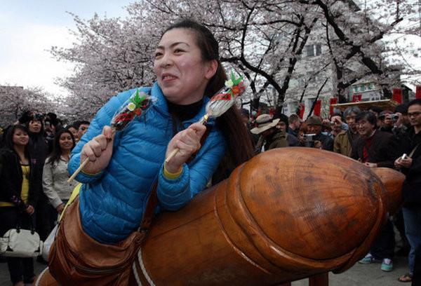 睾丸烹饪节现场照令人反胃揭秘世界各地变态节日