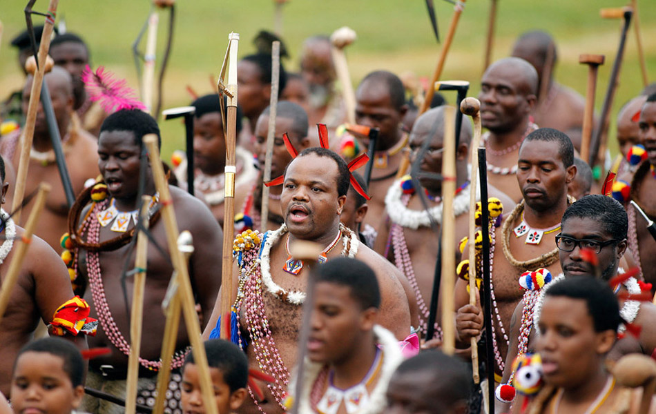 斯威士兰少女拒嫁国王逃亡国外国王选妃场面曝光图