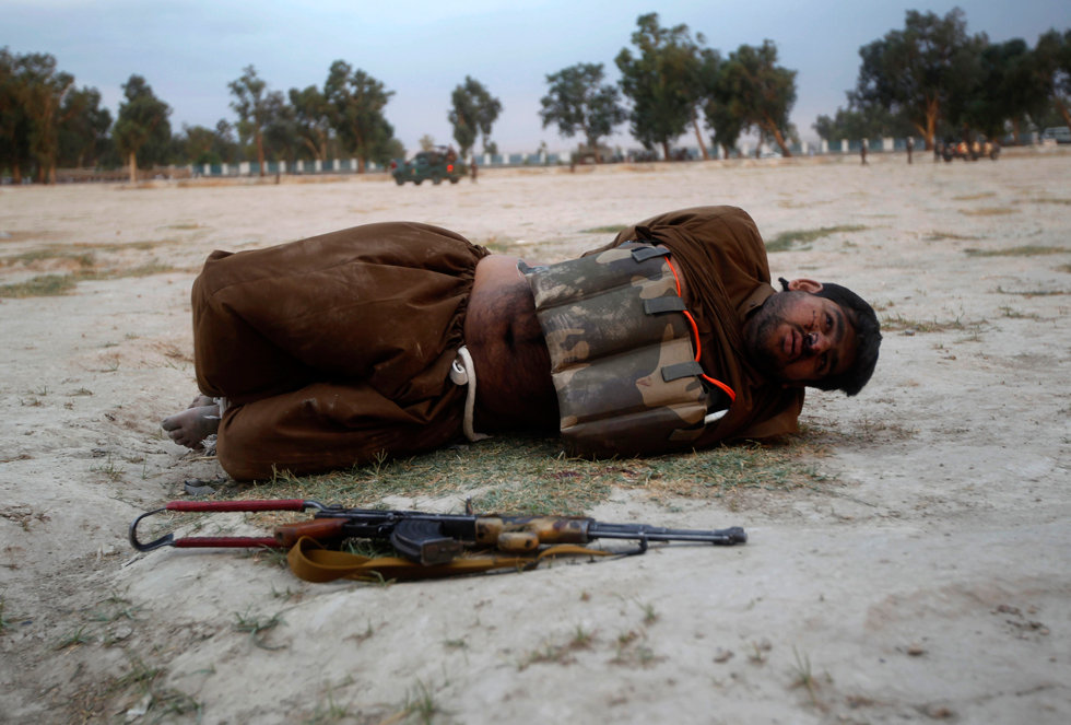 徒手拆人弹无保护措施 士兵拆弹现场实拍(图)