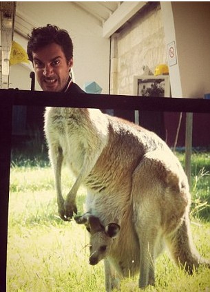 人面兽身照风靡英国 狗的身子人的头配合天衣无缝(图)