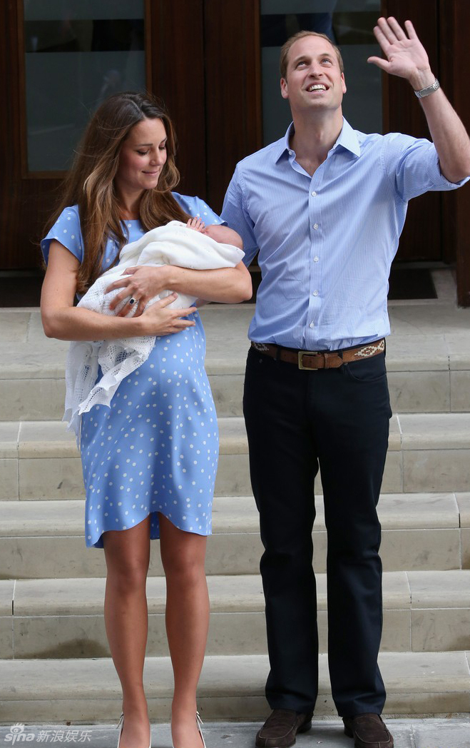 凯特王妃威廉王子抱王室新生儿亮相