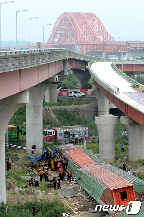 关键词:首尔汉江大桥坍塌;大桥;ytn;汉江;韩国;遇难 相关新闻