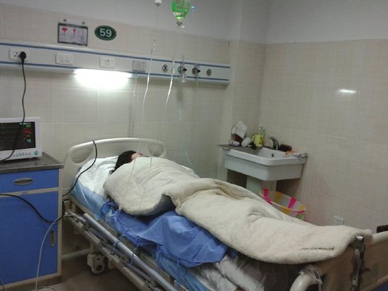 医生介绍,她在车祸中受到强烈撞击,造成右侧股骨头骨折.
