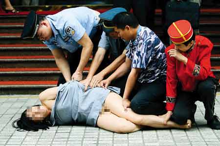 【醉酒女闹市强奸路人】当街强暴路人遛老公跳裸体舞打警察 猛女悍妇