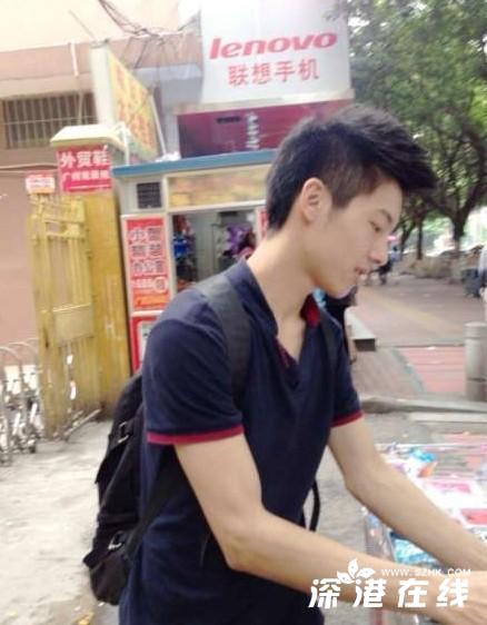 摆地摊帅哥引强势围观 潮汕帅哥被曝已有女友网友心碎(图)