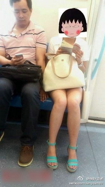 猥琐男将手伸向邻座女子大腿.