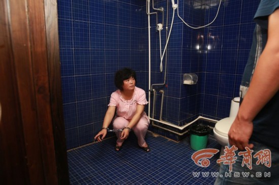 西安碎尸案女嫌犯被押回民警带其指认犯罪现场组图