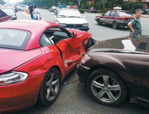 卡宴撞玛莎拉蒂有钱人的爱情 网友:穷人只能自行车互撞