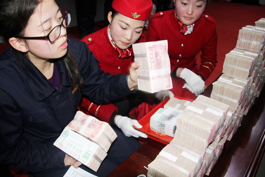 河南一房企真土豪年会发千万现金 员工用麻袋扛钱(组图)