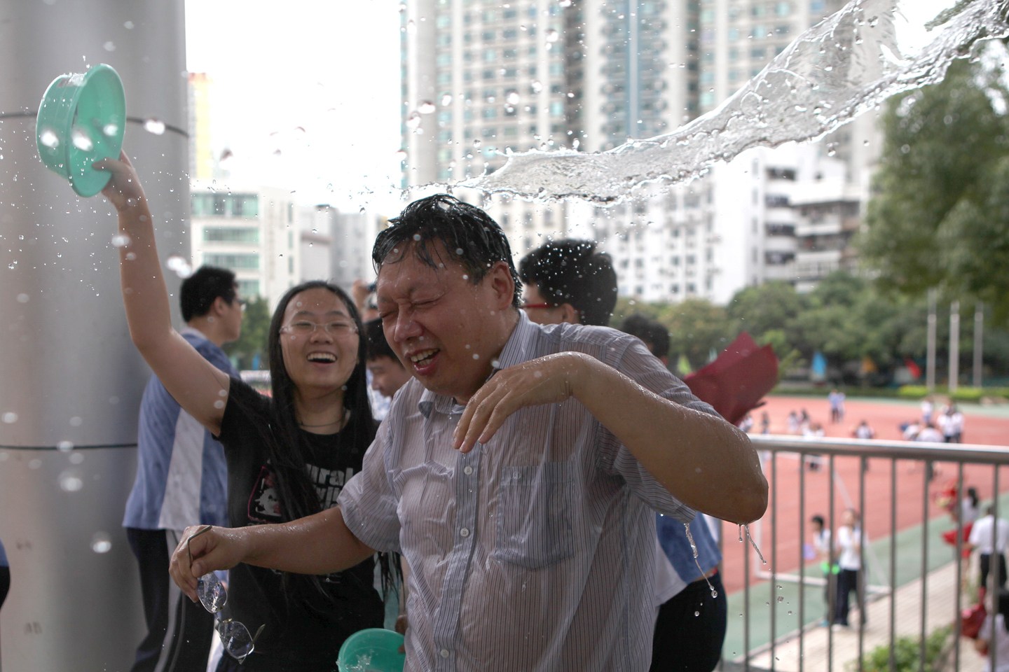深圳一中学师生毕业典礼互相泼水