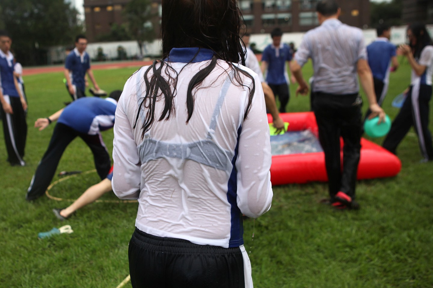 深圳一中学师生毕业典礼互相泼水