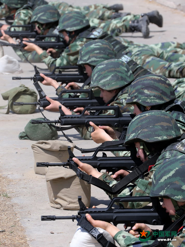 猎鹰突击队女特战队员进行射击训练.本网记者乔天富 摄