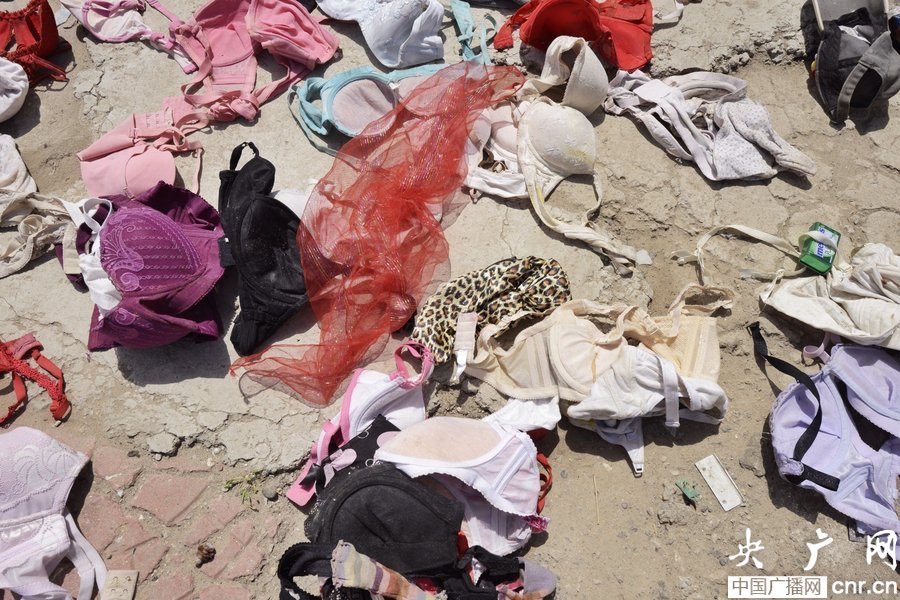 废品站文胸成千上万回收价每斤5毛或回炉市场图