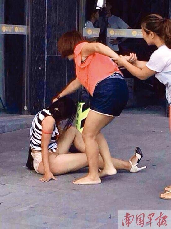 小三上门谈判原配当街掌掴 小三衣服几被撕光(图)
