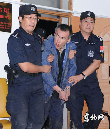 越狱犯为躲直升机在水里泡数小时 到坟地找贡品吃