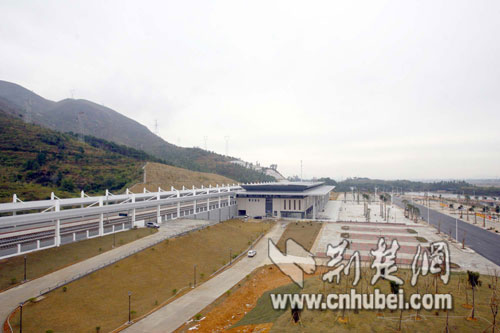 武广千里行之三:赤壁敞开南门迎高铁 清远站"凤凰"待展翅