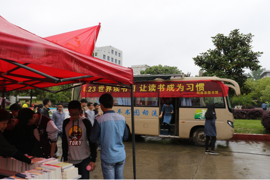 阳新县图书馆"4.23"世界读书日 送书进校园