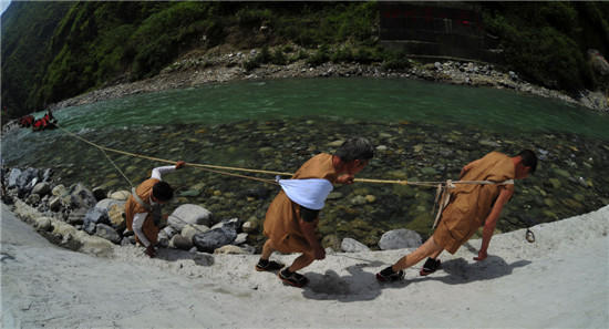 纤夫拉纤漂流 张晓峰
