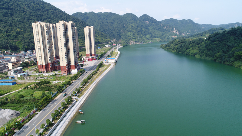 宜昌清江长阳新城段实施护岸工程后的实景图