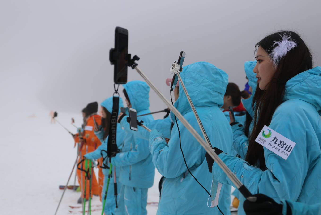旅游达人主播直播九宫山滑雪