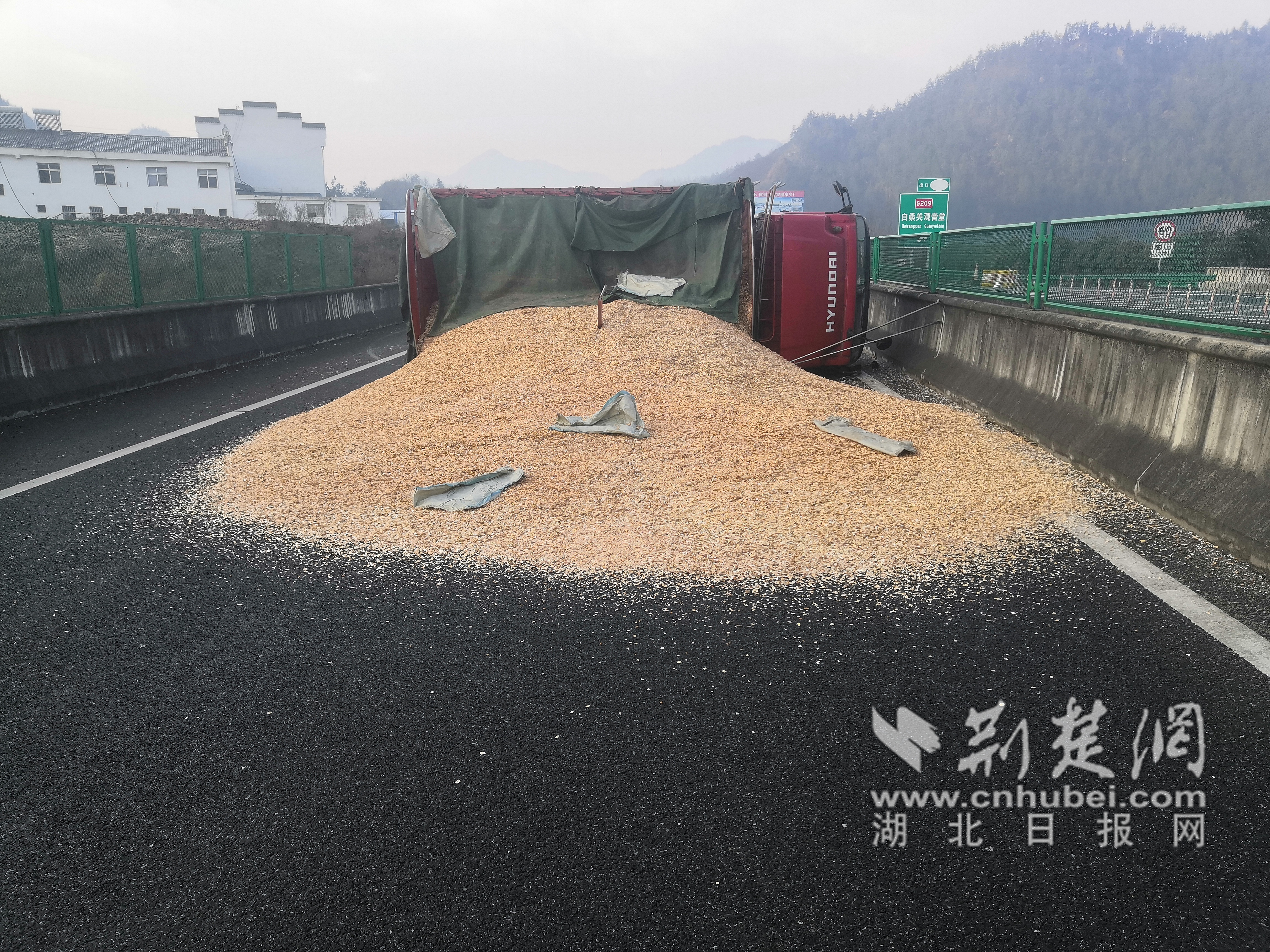 湖北交投鄂西北运营公司快速处置呼北高速郧十段货车侧翻事故