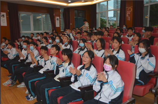 最后,第七十五中学的副校长朱源上台总结发言,表示江汉公安维护青少年