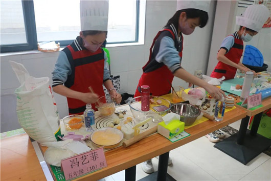 来自三(5)班的宋嘉逸,四(9)班杨皓宇和五(10)班陶妍希,冯艺菲同学是在