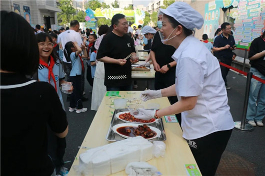 "乐享美食街"——奏响校园劳动节的华彩乐章