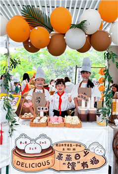 荣获江汉区"小小厨神奖"的陶妍希和冯艺菲同学常青第一学校"身行力践