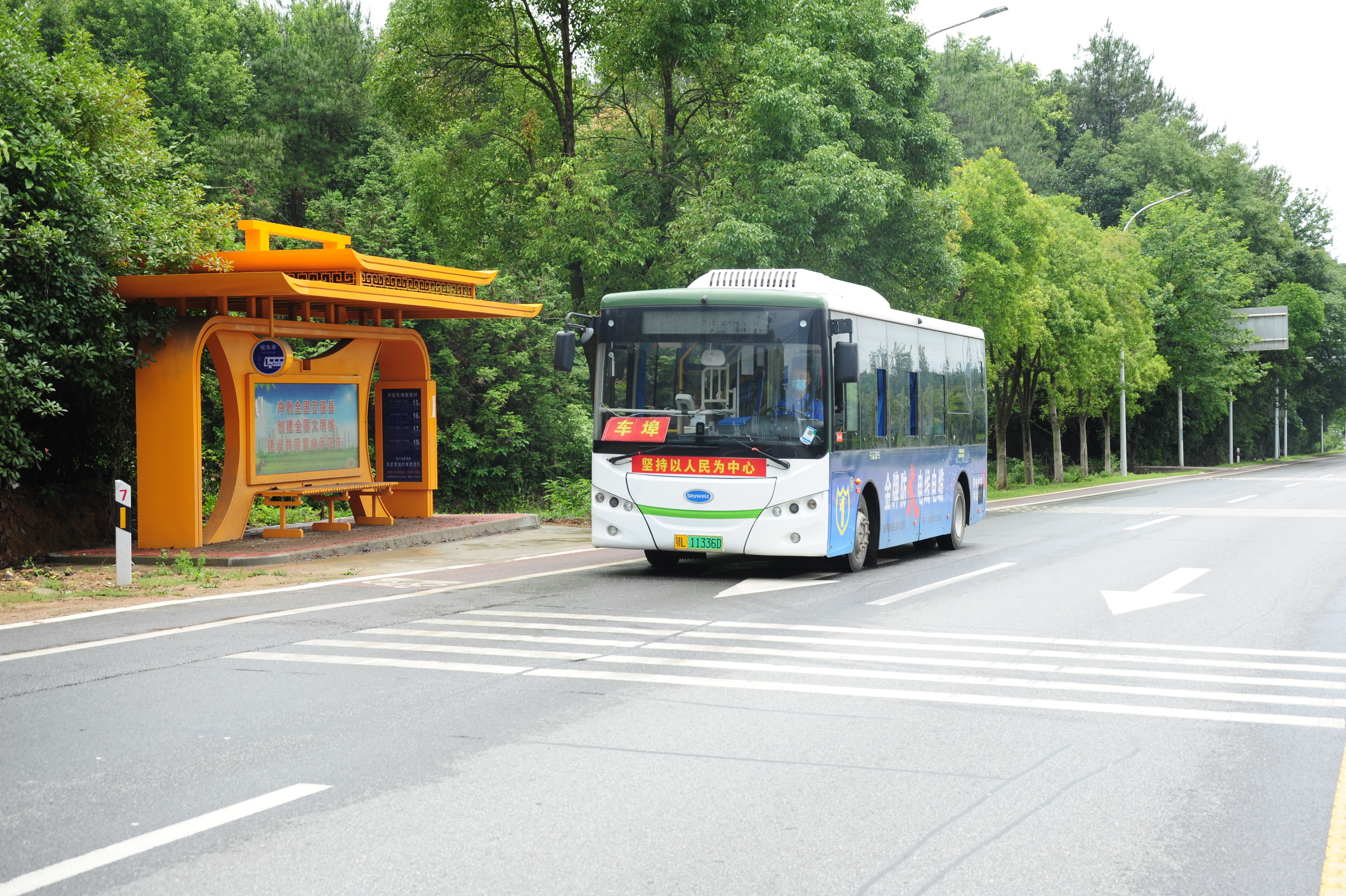 赤壁市,在远离城区的车埠镇车埠村村委会,公交驾驶员张小良驾驶19路