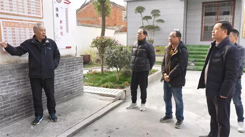 会前,与会人员在小河镇综合文化服务中心进行实地观摩,学习先进经验.