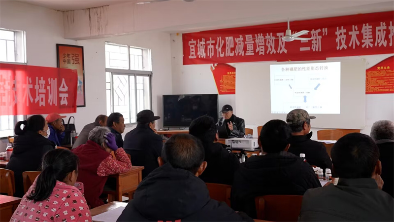 3月28日,宜城市农技推广中心技术人员到小河镇高康村村委会,为广大