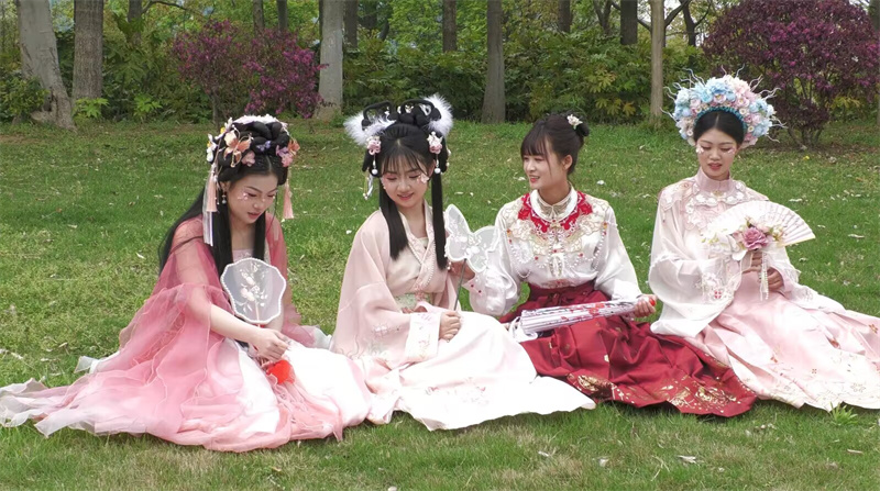 春和景明日 "汉服热"再起