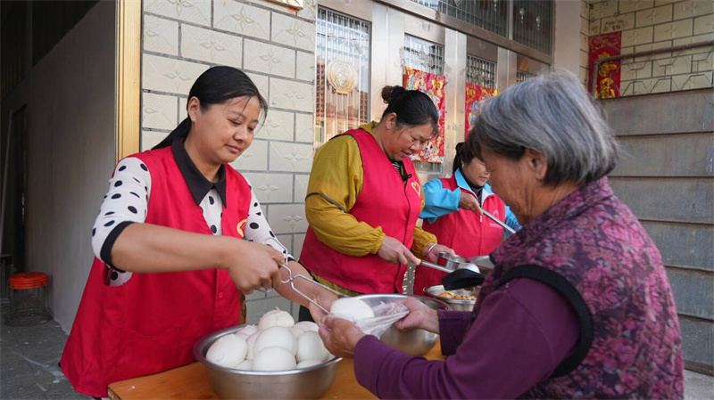 方丹:单拐撑起爱心 七年传递温暖