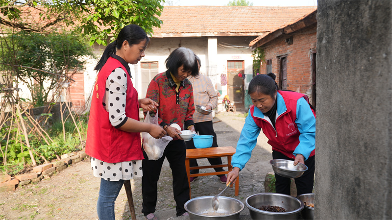 7时许,方丹又骑着电动车,带领志愿者雷安勤