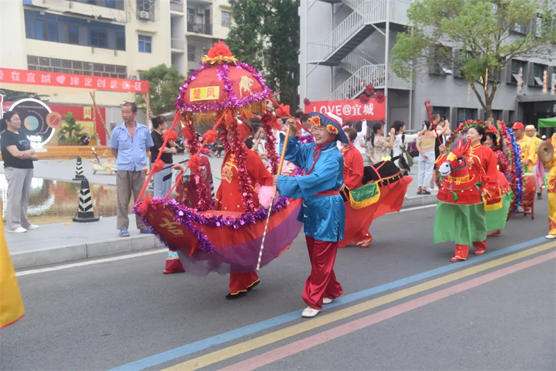 憨态可掬的大象一边摇头晃脑,一边不时摆动着可爱的象鼻向大家喷水以